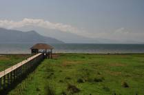 Pier avança até a borda do lago Yojoa, região central de Honduras